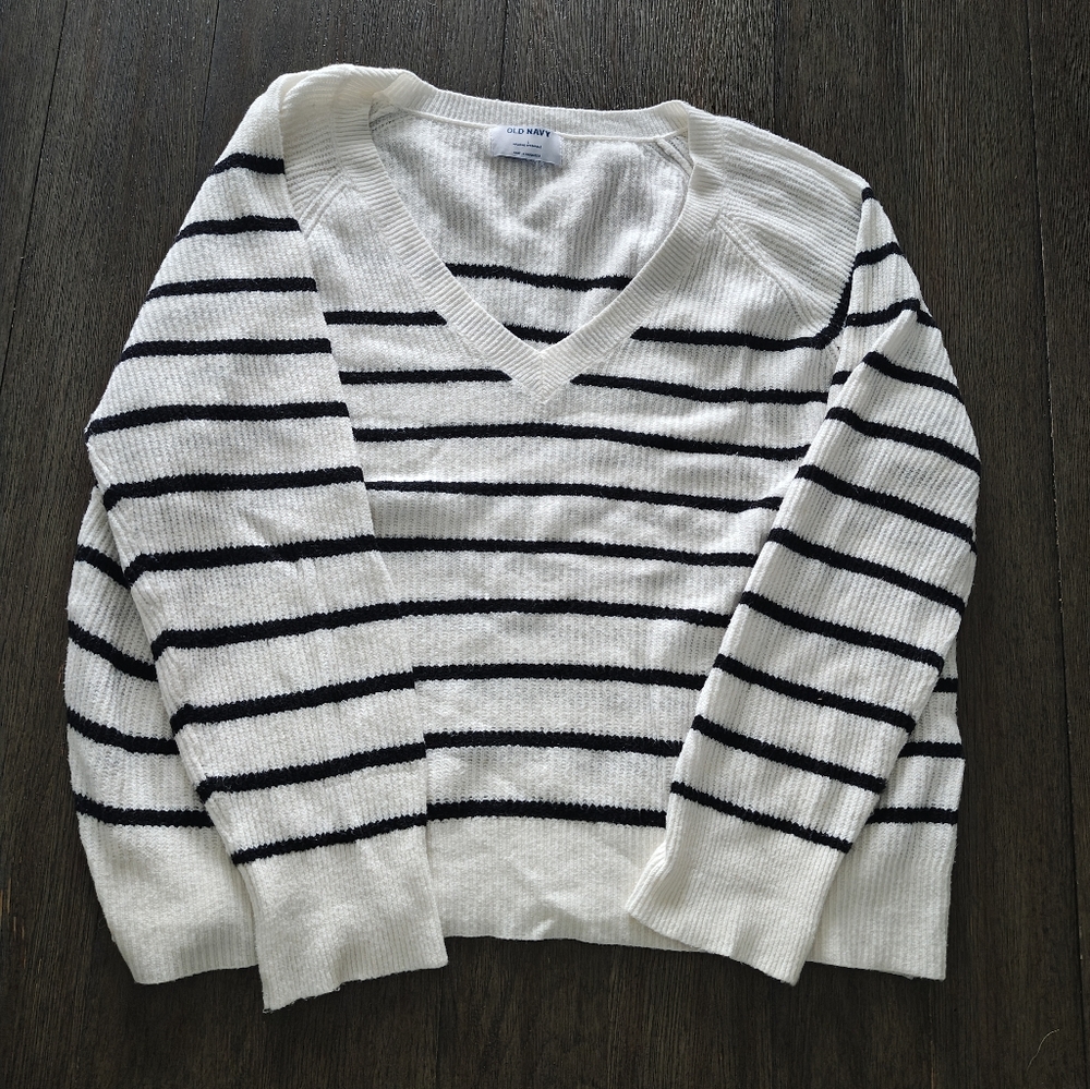 Old Navy Striped V-Neck Sweater in Black and White